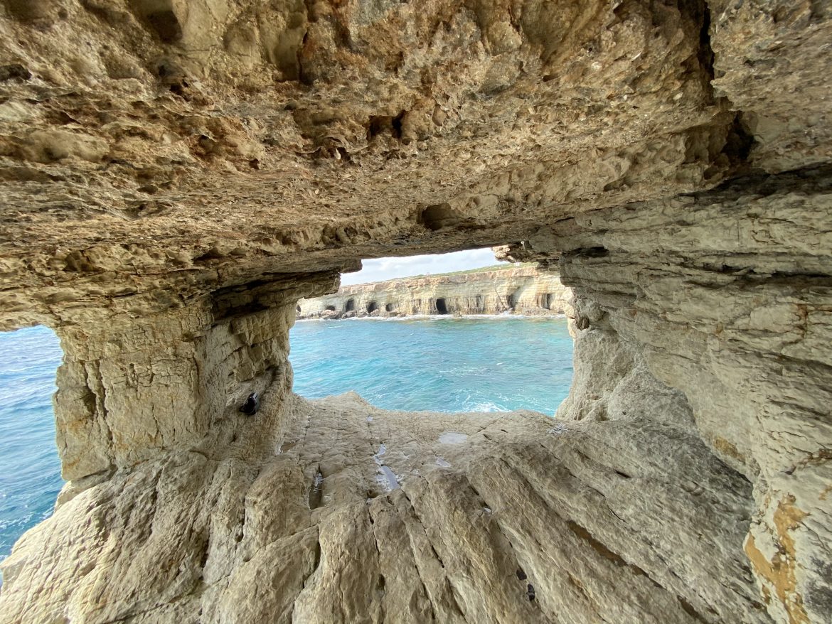 Παραλίες sea caves θαλασσινές σπηλιές διακοπές στην Κύπρο nonstoptravellers